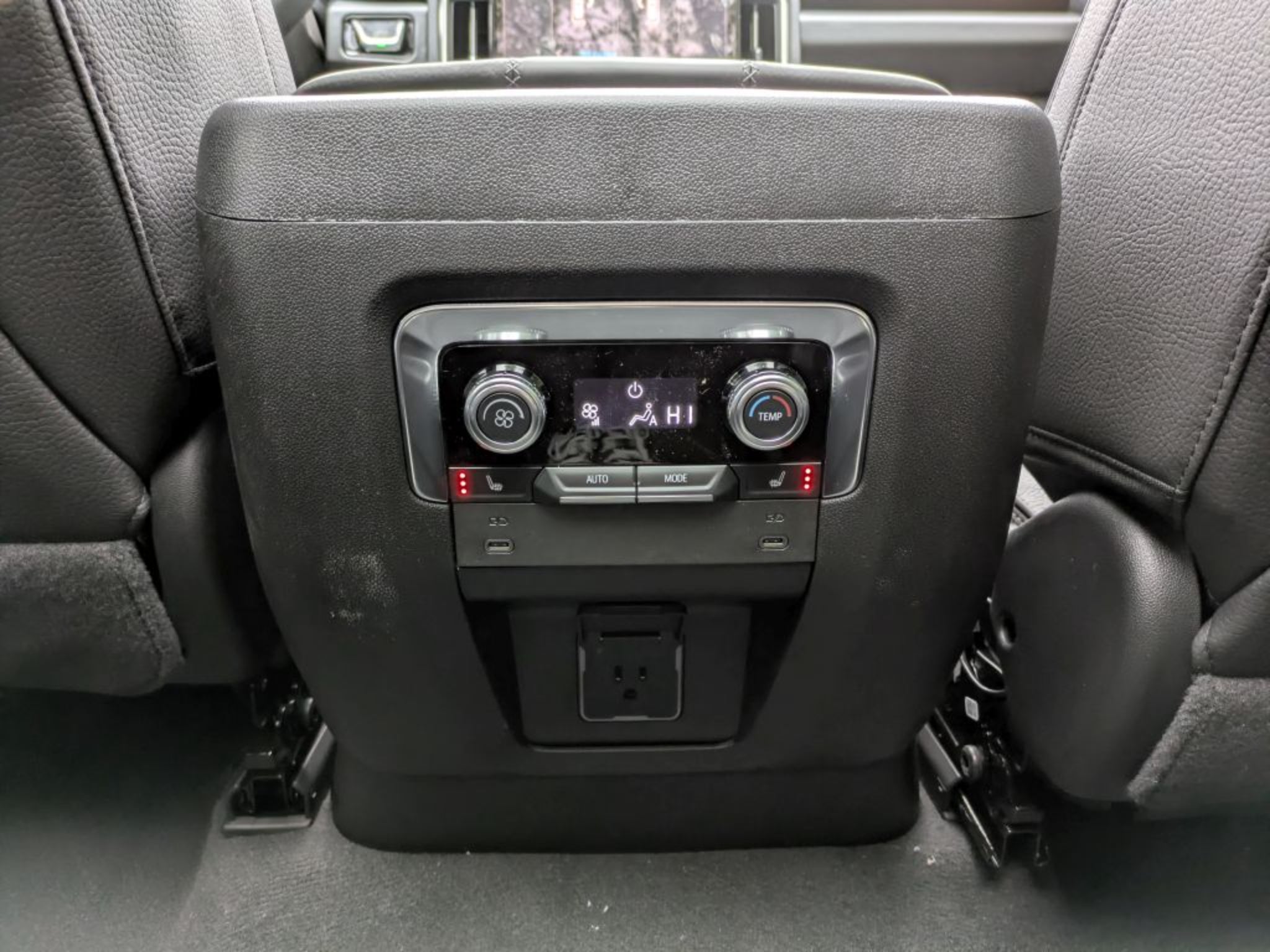 2027 GMC Yukon Denali - Photo 33