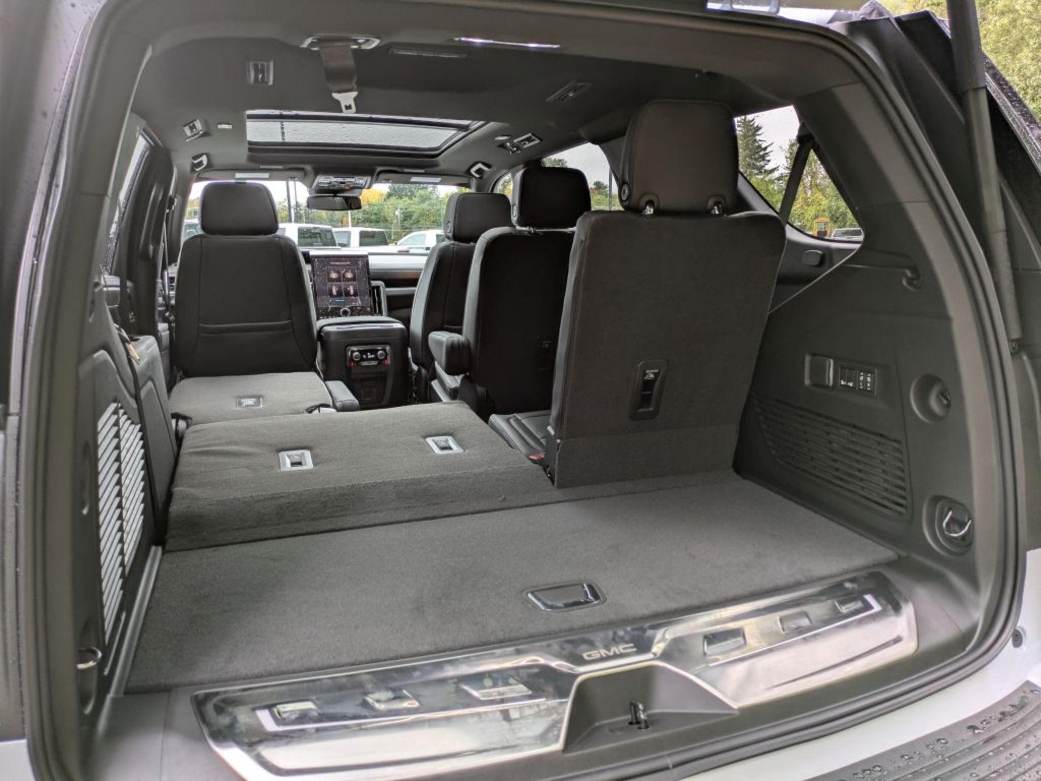 2027 GMC Yukon Denali - Photo 38
