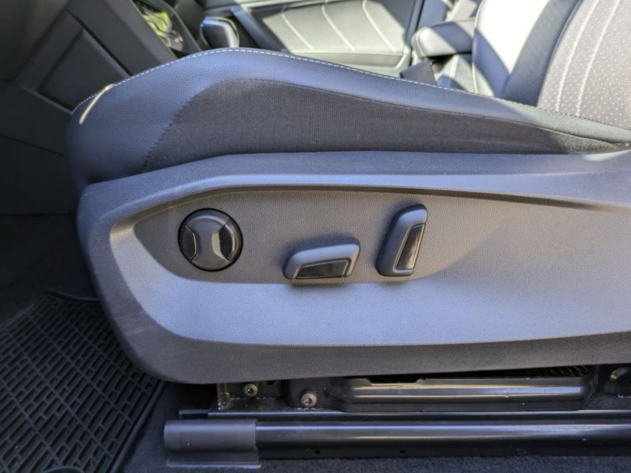 2022 Volkswagen Tiguan SE - Photo 13