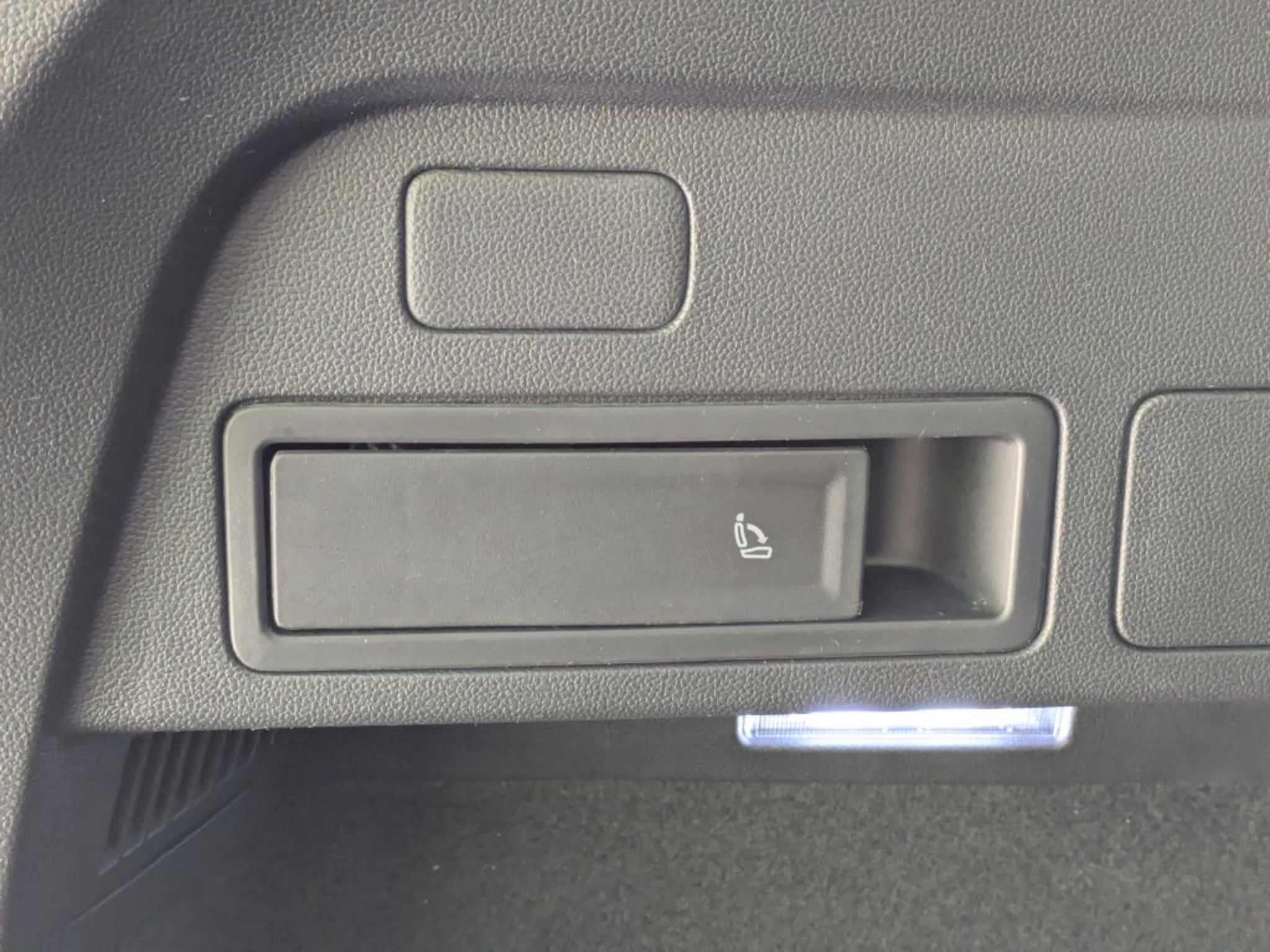 2022 Volkswagen Tiguan SE - Photo 34