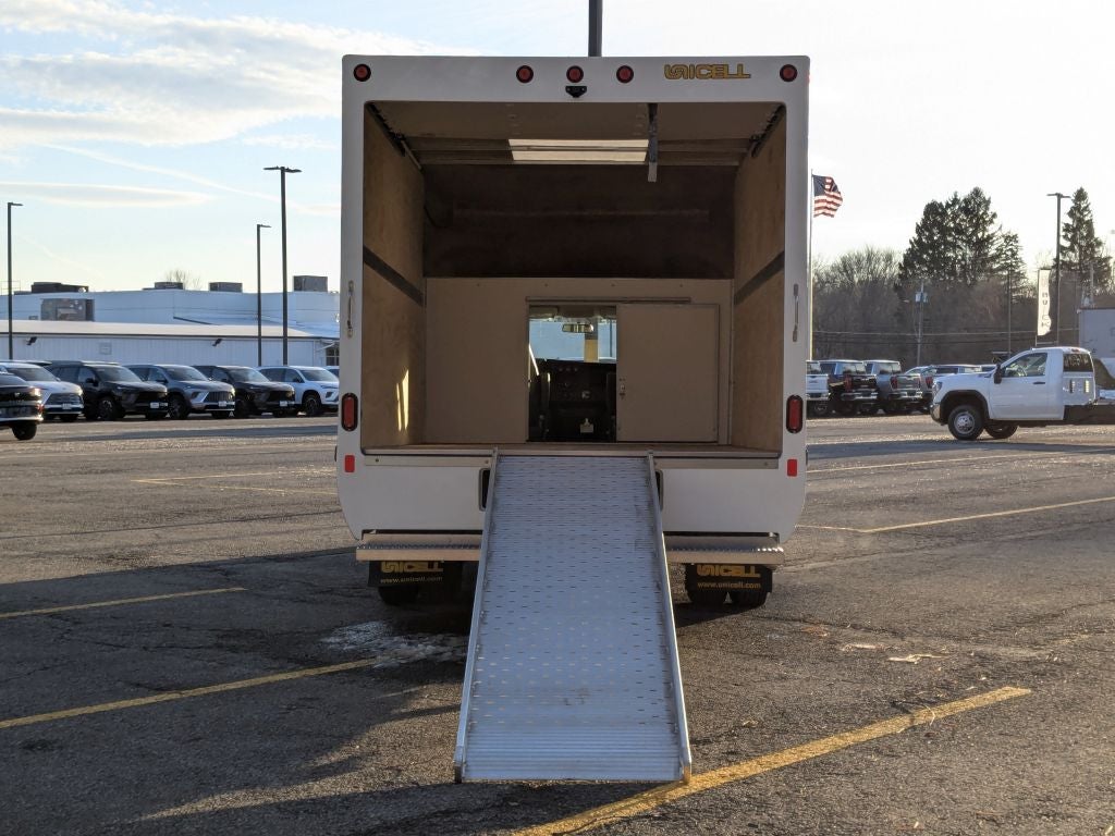 2025 GMC Savana Cutaway 3500 1WT