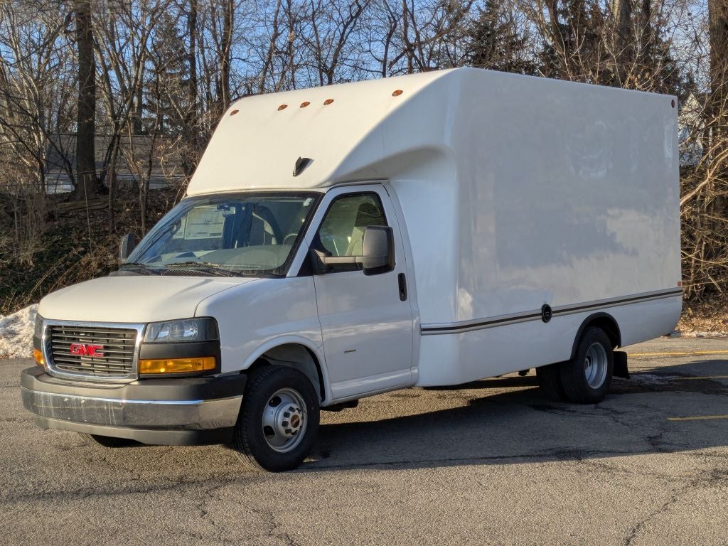 2025 GMC Savana Cutaway 3500 1WT