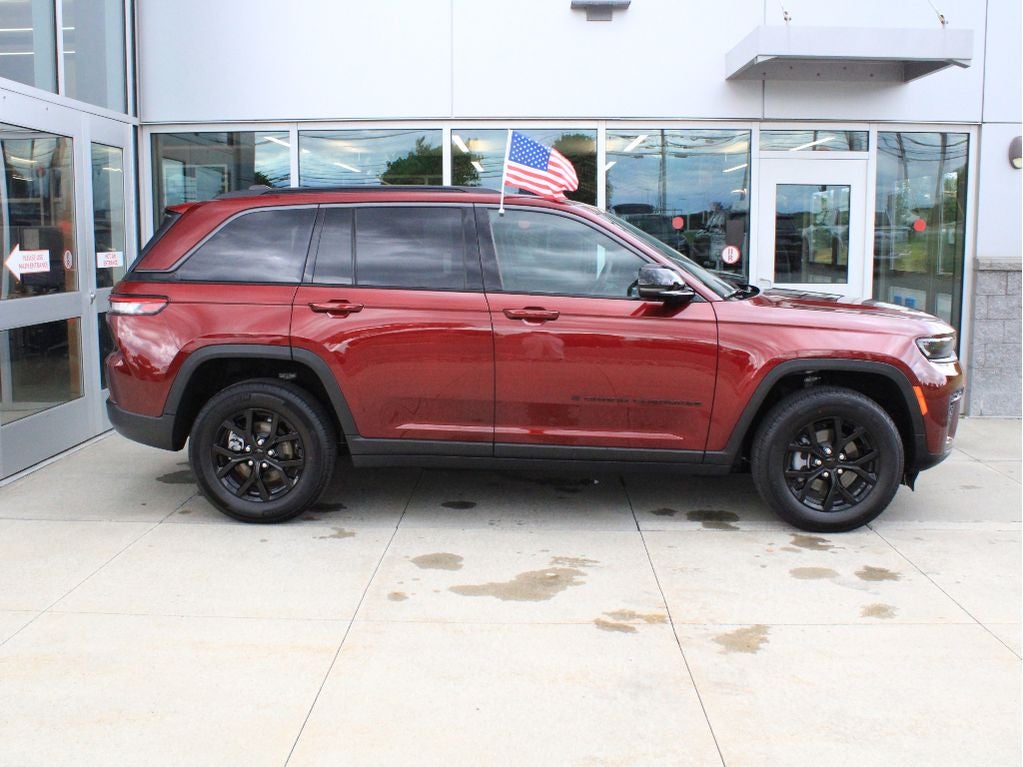 2026 Jeep Grand Cherokee Laredo Altitude