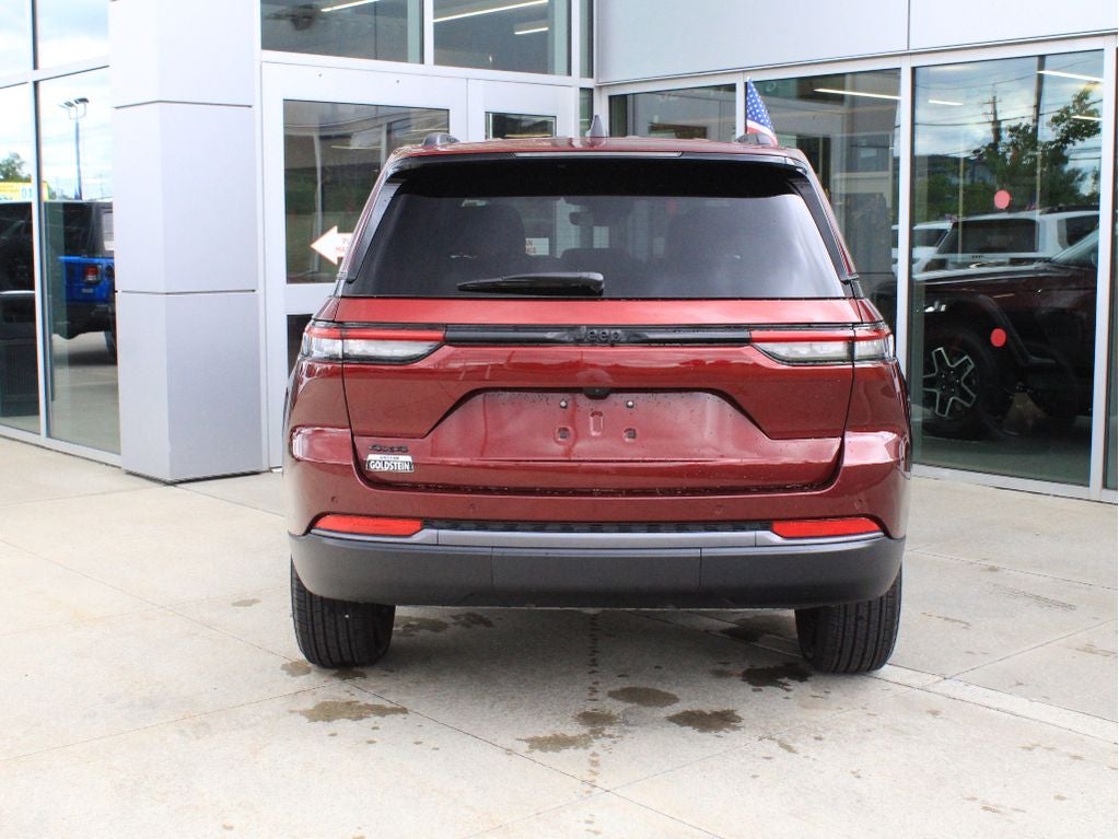 2026 Jeep Grand Cherokee Laredo Altitude