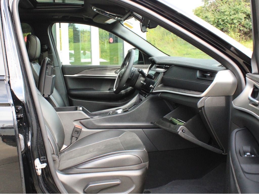 2026 Jeep Grand Cherokee Laredo Altitude