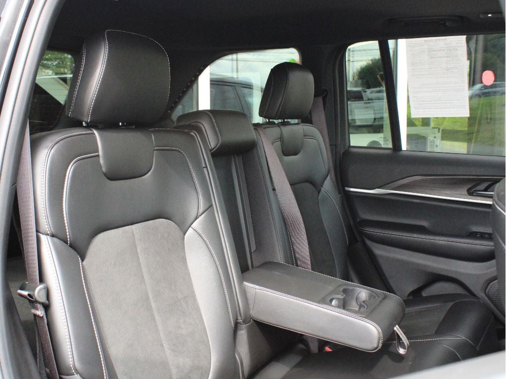 2026 Jeep Grand Cherokee Laredo Altitude