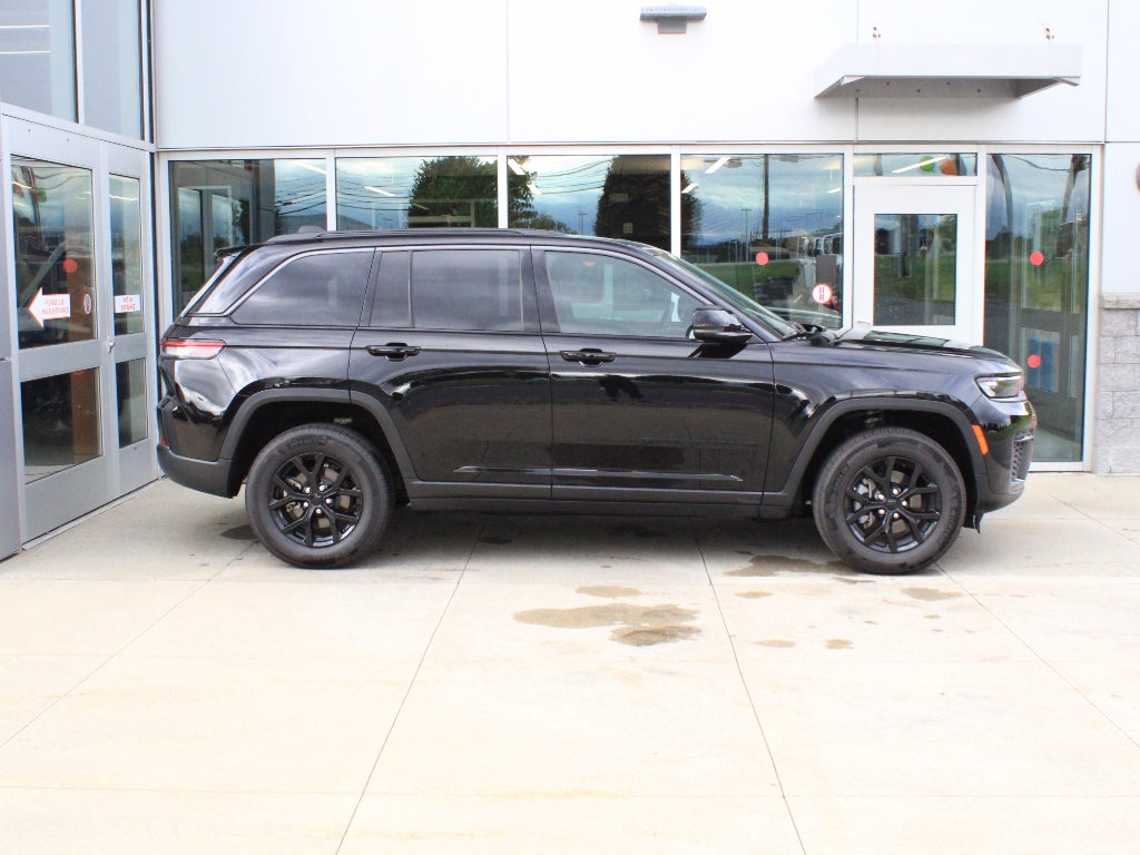2026 Jeep Grand Cherokee Laredo Altitude