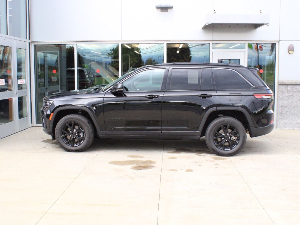 2026 Jeep Grand Cherokee Laredo Altitude